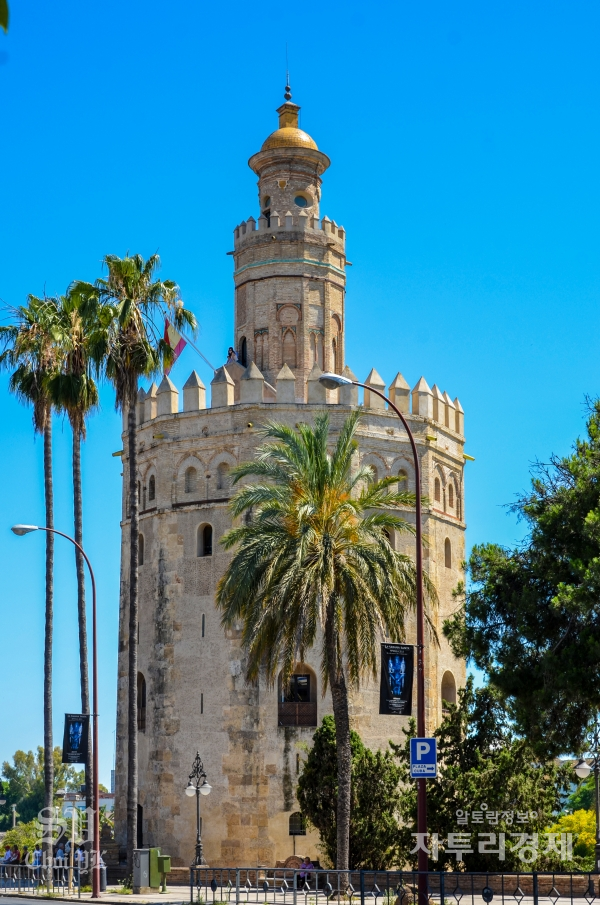 과달키비르 강변에 세워진 황금의 탑(Torre del Oro).   Photo by 최영규
