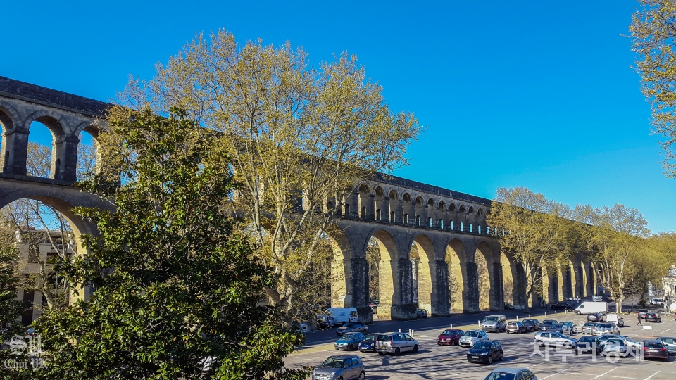 생 클레망(Saint Clement) 수로. 높이 22m, 길이 880m 의 로마시대 건설한 수도교. 집수장과 함께 수로는 과거 로마시대부터 현재까지 잘 보존되어 있다.  Photo by 최영규