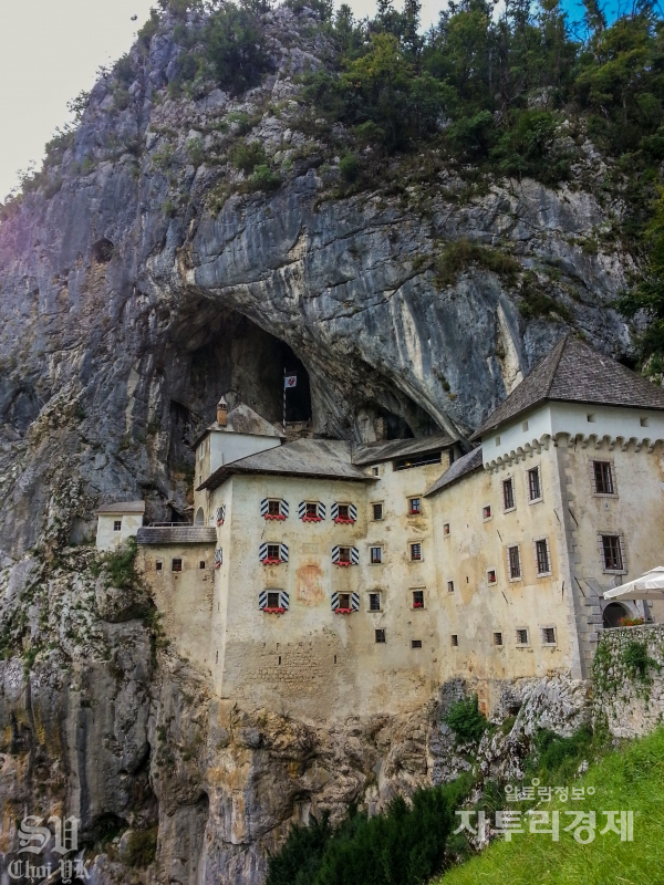 프레자마 성(Predjama Castle).  동굴 입구에 건설된 성은 자연 동굴과 이어져 있으며 15세기 남작기사로 알려진 에라젬 루에거가 성의 영주로 알려져 있다. 세계에서 가장 큰 동굴성으로 기네스북에 등록되어 있다. Photo by 최영규