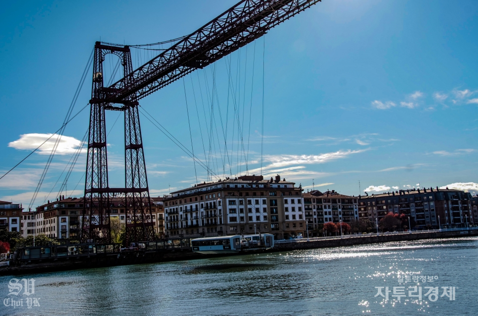 비스카야(Vizcaya) 대교. 곤돌라를 이용해 사람과 짐을 운반한 세계 최초의 다리이다.  Photo by 최영규