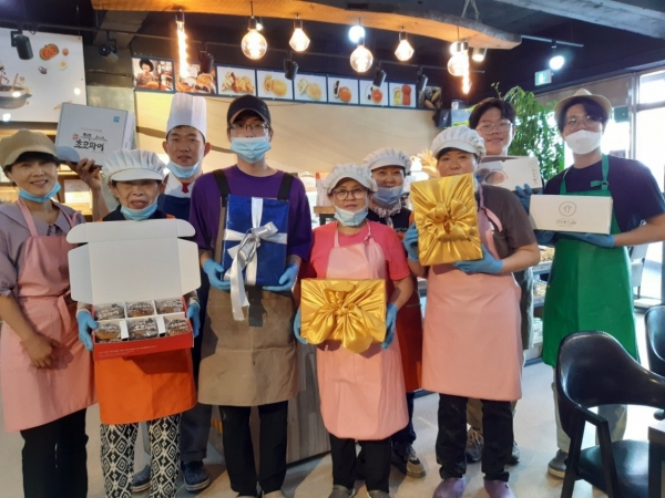 사회적 기업 ‘전주비빔빵’ 직원들이 친환경 우리밀과 지역 농산물로 생산한 ‘전주 초코파이 세트’를 소개하고 있다. 사진=SK이노베이션