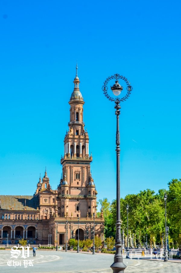 스페인 광장(Sevilla, Plaza de España) 양 쪽에 는 세비야 대성당에 있는 히랄다 탑의 모습을 재현한 탑이 있다.   Photo by 최영규