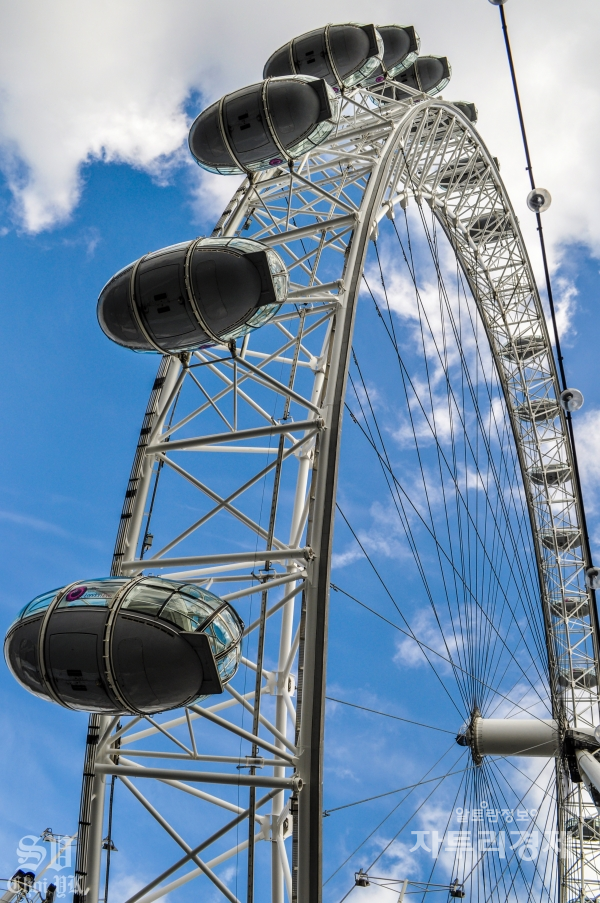 영국 런던 템즈 강변의 남안에 위치한 대형 대관람차, 영국 런던 템즈 강변의 남안에 위치한 대형 대관람차, 런던 아이(London Eye).  Photo by 최영규