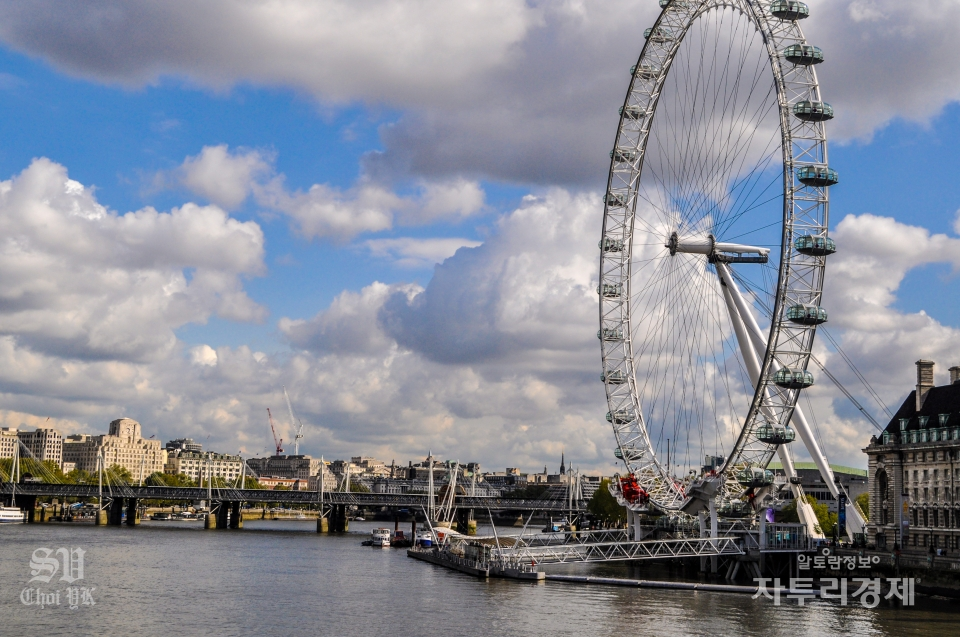 런던 아이(London Eye) 대관람차의 한쪽 면에만 A형의 프레임으로 받쳐져 있다.  Photo by 최영규
