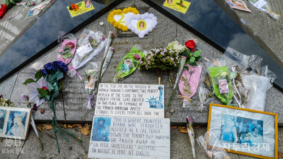 ‘자유의 불꽃’ 기념비 앞에는 영국의 Princess Diana의 죽음을 애도하는 방문객들의 조화, 사진, 카드 등이 그녀의 불행했던 시절을 달래주고 있다. Photo by 최영규