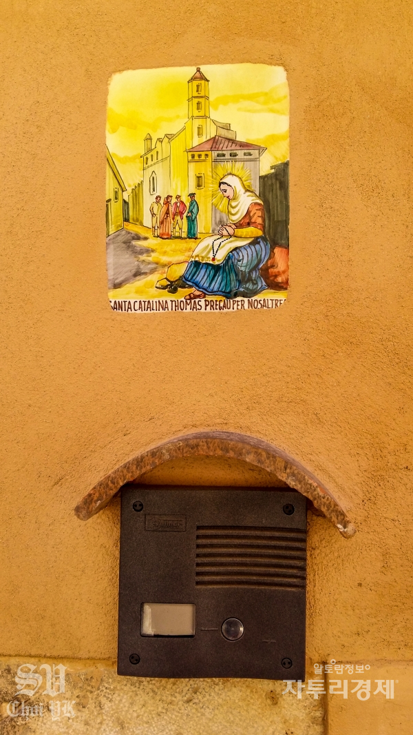 집집마다 발데모사에서 태어난 마요르카의 성녀 상타 카탈리나 토마스(Santa Catalina Thomas)의 성화가 타일로 장식되어 문 좌우에 붙어 있다.   Photo by 최영규