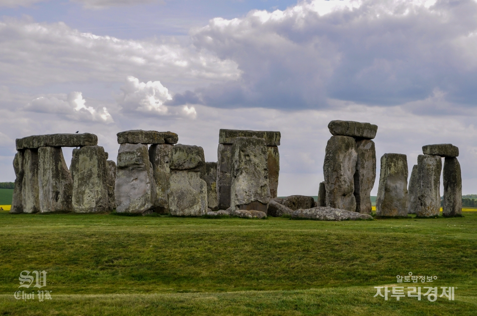 스톤헨지 (Stonehenge). 1986년 세계문화 유산으로 등록되었다.스톤헨지(Stonehenge)는 영국 남부 윌트셔 주 솔즈베리(Salisbury) 평원과 에이브버리에 있는 선사 시대의 거석기념물(巨石記念物)에 있는 환상 열석 유적이다. 높이 8미터, 무게 50톤에 달하는 거석 여든여개가 세워져 있다. 수수께끼의 선사시대 유적으로 누가, 어떻게, 왜 만들었는가에 대한 의문이 풀려지지 않고 있다. Photo by 최영규