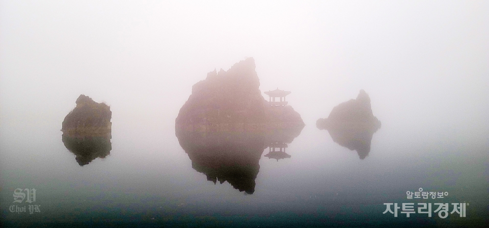 이른 아침 남한강의 새벽 안개는 도담삼봉을 더욱 황홀한 풍광으로 우리에게 아름다움을 선사한다. Photo by 최영규