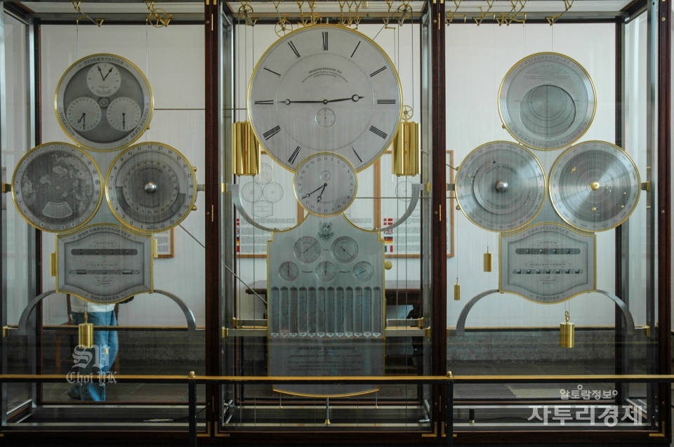옌스 올센이 설계한 천체시계.   12개의 무브먼트와 14000개의 부품으로 만들었다고 한다. 시계의 제작은 1943년부터 1955년까지 이루어 졌다고 한다. Photo by 최영규