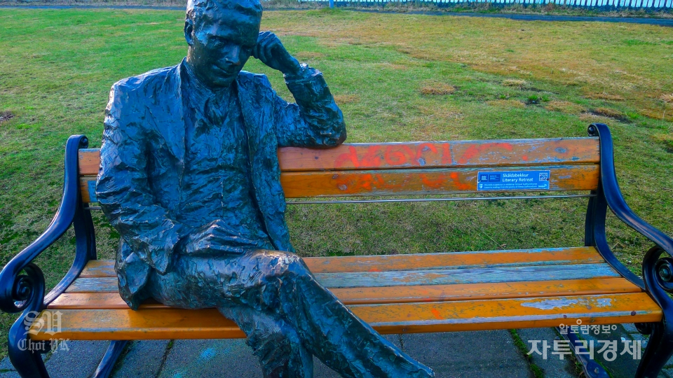 REYKJAVÍK CITY LAKE 주변에 있는 아이슬란드 시인 Tómas Gudmundsson's statue.  Photo by 최영규