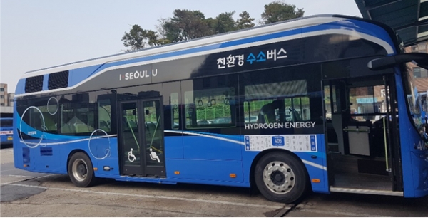친환경 수소버스가 15일 서울 도심 일대에서 운행되고 있다. 서울시는 이날부터 시내버스 정규노선 370번(강동공영차고지~충정로역)에 수소버스를 도입해 이날부터 운행을 시작하며, 2025년까지 수소버스를 1000대 수준으로 늘리고 11개소 수소충전소를 구축할 예정이다. 사진=서울시
