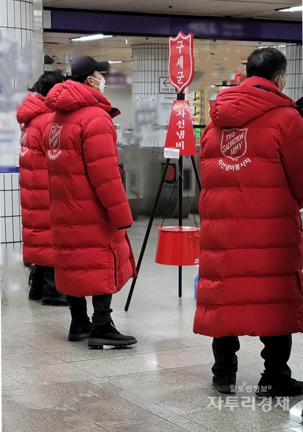 구세군 자선냄비 행사.   코로나 19 확산세로 썰렁한 거리에는 구세군에서 시행하는 자선냄비에도 싸늘한 한기가 돌고 있다. 연말을 앞두고 사람들이 다니지 않고 있는 서울의  여의도에는 시민들의 기부도 위축되고 있다.   Photo by 최영규