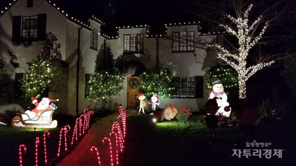 Christmas Tree Lane in Palo Alto, USA. Photo by 최영규