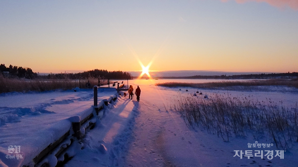 에스푸(Espoo) 앞 바닷가로 주민들이 산책을 한다. 이곳은 바다가 얼어 산책이나 운동이 겨울내 가능하다.  Photo by 최영규