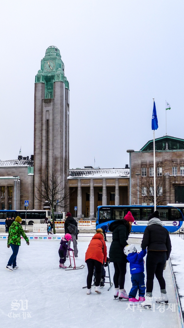 헬싱키 시내 기차역앞 공터에 마련된 스케이트장. 많은 아이들이 즐기고 있다. Photo by 최영규