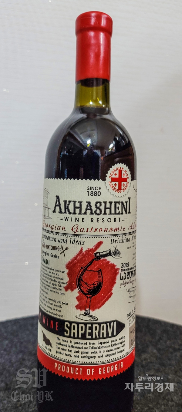 조지아에서 생산되는 와인인  Akhasheni wine. 사페라비는 조지아가 원산지인 포도 품종으로, 이 지역에서 가장 잘 알려진 포도주를 만드는 데 사용된다. 아르메니아, 몰도바, 우크라이나, 우즈베키스탄, 아제르바이잔에서도 소량으로 재배되고 있다.  Photo by 최영규