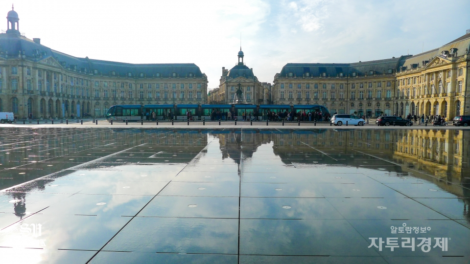 부르스 광장(Place de la Bourse)과 물의 거울(le miroir d'eau).  보르도는 과거와 현대가 공존하는 도시다. 부르스 광장(la place de la Bourse) 에 설치된 물의 거울은 이러한 보르도의 특성을 잘 보여주는 랜드마크다. 화강암 타일에 반사되는 물의 모습이 아름다운 경관을 자아낸다.  Photo by 최영규