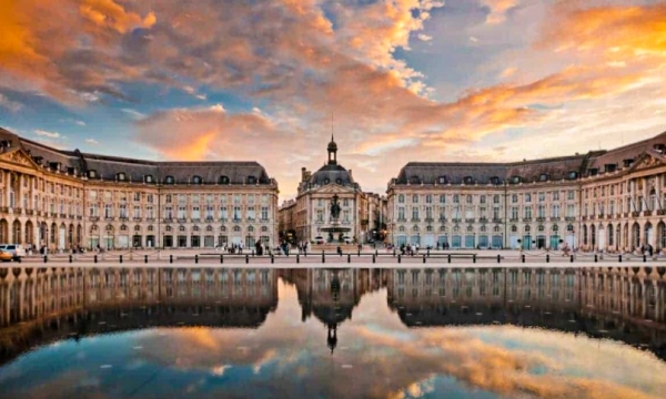 부르스 광장(Place de la Bourse)과 물의 거울(le miroir d'eau).  사진; Google