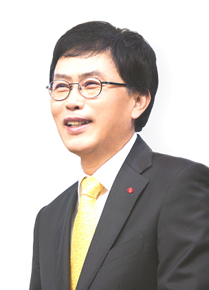 김교현 대표는 "롯데케미칼은 국내 대표 화학 기업으로서, 환경과 공존하고 고객에게 가치있는 제품의 소재 공급을 위한 친환경 실천과제를 적극 발굴하고 실행해 나갈 것"이라고 말했다.   