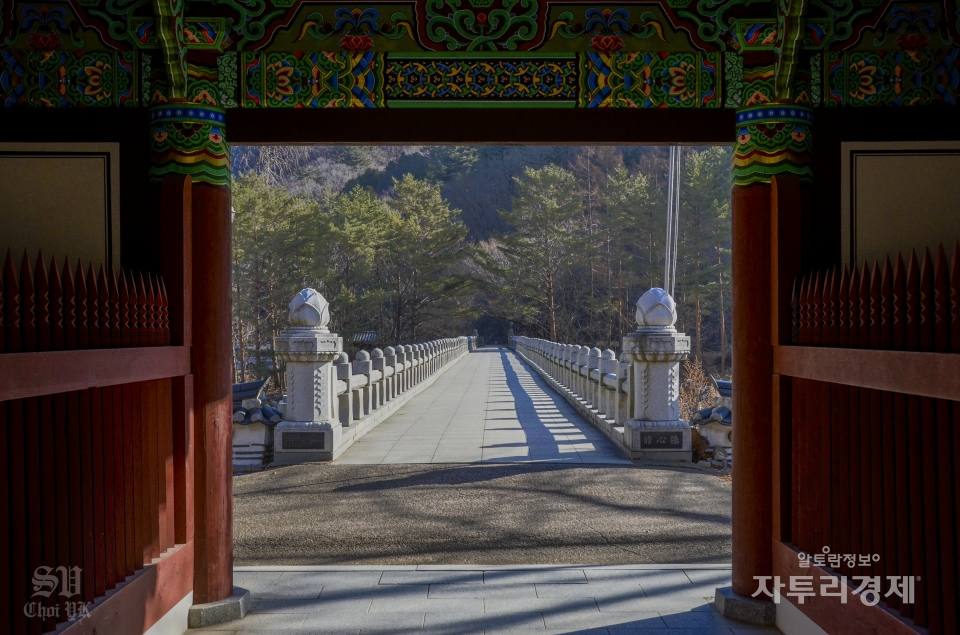 금강문에서 바라보이는 백담사로 향하는 다리.    Photo by 최영규