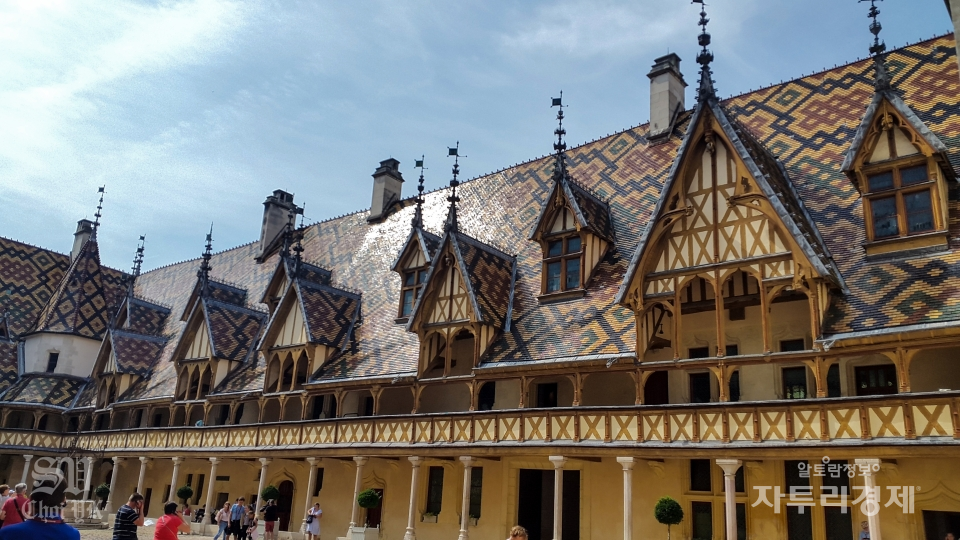 부르고뉴 건축물의 특징인 기와에 아름다운 색을 입히고 기하학적인 배열을 한 시료원 지붕. Photo by 최영규.