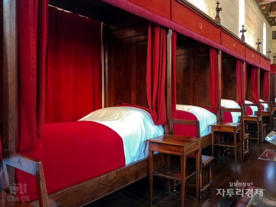 시료원(Hôtel Dieu) 내의 대병실(Salle des Povres) 좌우 벽에 설치되어 있는 환자용 침대. Photo by 최영규
