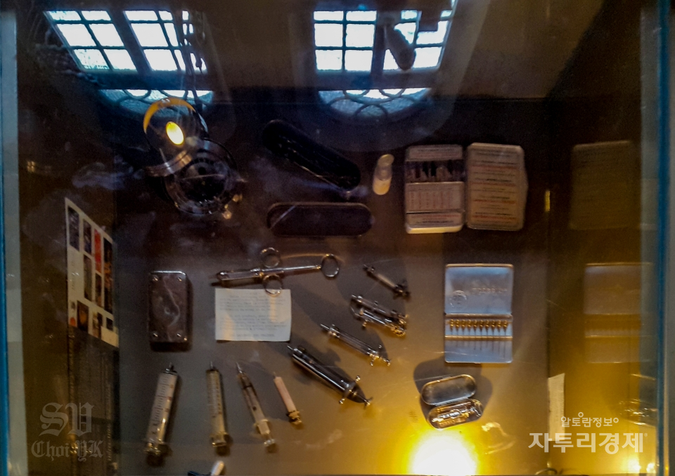 당시 병원에서 사용하였던 의료용 기구들. Photo by 최영규