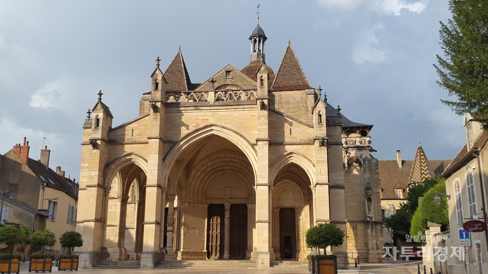 본 시내에 있는 노트르담 교회(Collegiale Notre-Dame).  12세기 부르고뉴 지방의 로마네스크 건축물의 대표이다.   Photo by 최영규