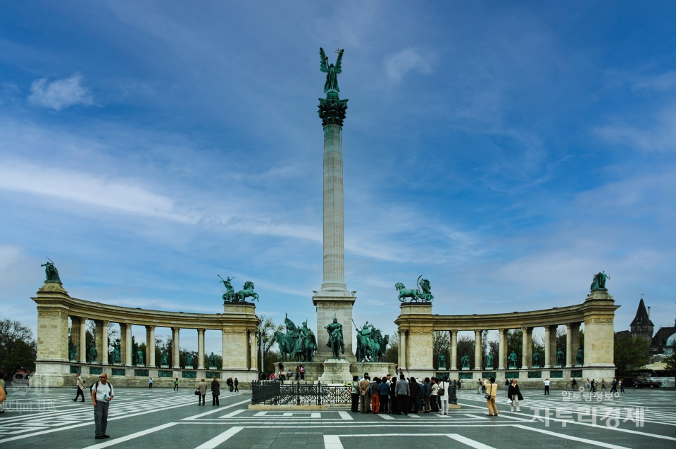 회쇠크 광장(Hősök tere) 또는 영웅광장(英雄廣場),부다베스트(Budapest).  영웅광장은 헝가리 건국 천년의 역사와 위대한 인물들을 기념하기 위해 1896년에 만들어진 곳으로, 현재는 부다페스트 관광의 중심지이자 시민들의 쉼터로 이용되고 있다. 이 광장 중앙에는 36m 높이의 밀레니엄 기념탑이 있으며, 탑의 꼭데기에는 하느님이 자신들을 지켜 주시기를 바라는 마자르인들의 마음을 담은 가리브엘 대천사 동상을 볼 수 있다. Photo by 최영규