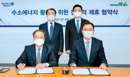 김교영 에어프로덕츠코리아 대표(앞줄 왼쪽)와 강달호 현대오일뱅크 대표(앞줄 오른쪽)가 6일 서울 중구 서울사무소에서 `수소 에너지 활용을 위한 전략적 협력 양해각서`를 체결했다. 사진=현대오일뱅크