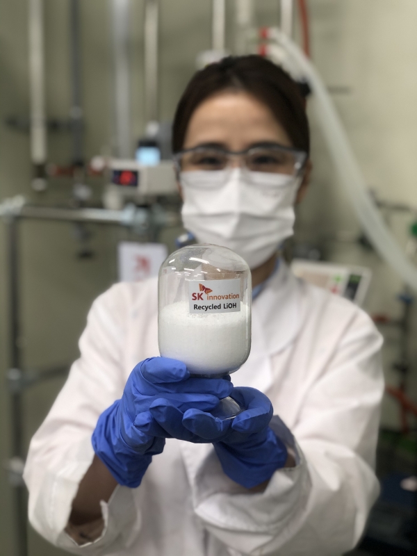 SK이노베이션 연구원이 폐배터리에서 추출한 수산화리튬을 살펴보고 있다. 사진=SK이노베이션