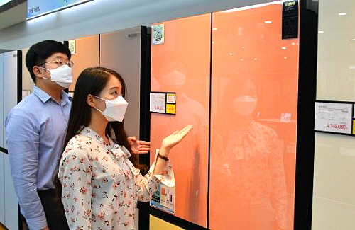 전자랜드 파워센터 용산본점에서 고객들이 냉장고를 살펴보고 있다. 사진=전자랜드