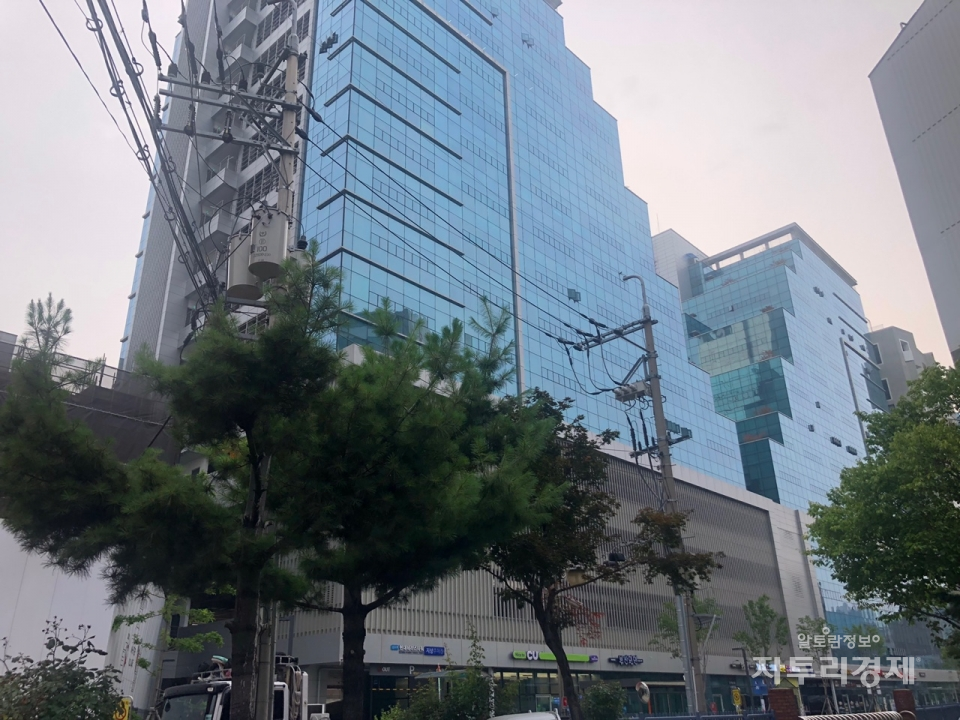 서울 성동구 성수동 현대테라스타워. 동 사이를 가르는 계단형 디자인과 웅장한 규모가 인상적이다.