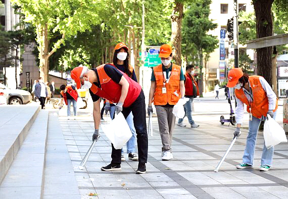 지난 6월 4일 SK이노베이션 김준 총괄사장(왼쪽 첫번째)이 서울 종로구 광화문 일대에서 구성원들과 함께 친환경 캠페인 아그위그 시즌3 ‘산해진미(山海眞美) 플로깅’을 진행하고 있다. 사진=SK이노베이션
