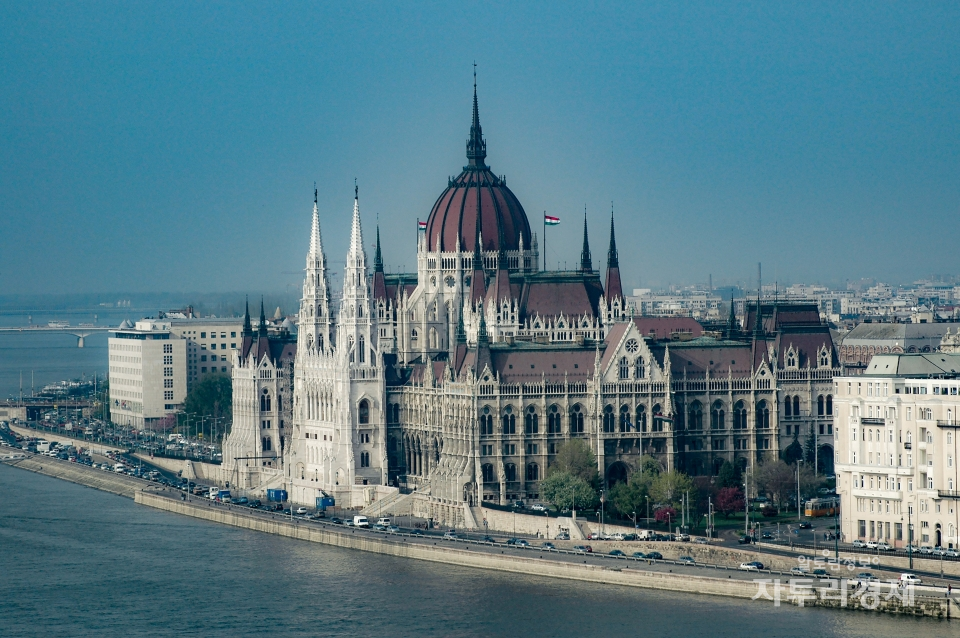 네오르네상스 양식의 돔을 자랑하는 대칭성의 헝가리 국회의사당(Országház) 건물. 건축가 임레 슈타인들(Imre Ferenc Károly Steindl)이 설계.    사진;  최영규