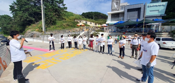 '영도 중리해안' 산해진미 플로깅에 앞서 자원봉사자들이 올바른 분리수거 및 플라스틱 분류에 대한 설명을 듣고 있다.