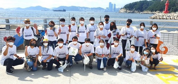 '영도 중리해안' 산해진미 플로깅에 참석한 자원봉사자들이 기념촬영을 하고 있다. 사진=SK이노베이션