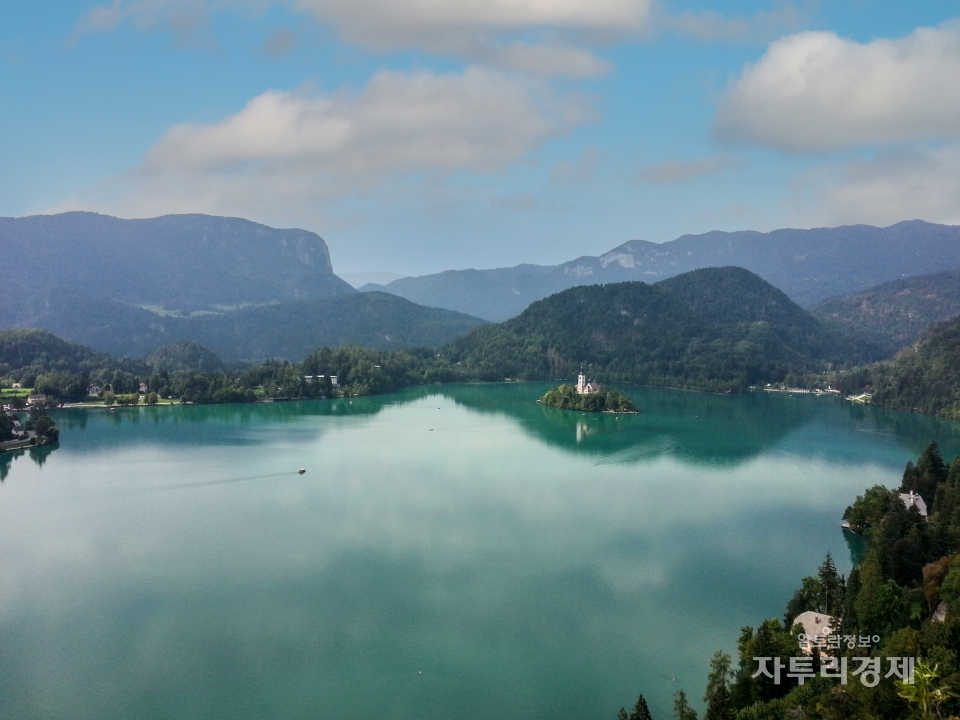 블레드 성의 테라스에서는 블레드 호수와 블레드 섬, 주변 풍경이 한 눈에 보여 절경을 즐길 수 있다.   사진;  최영규
