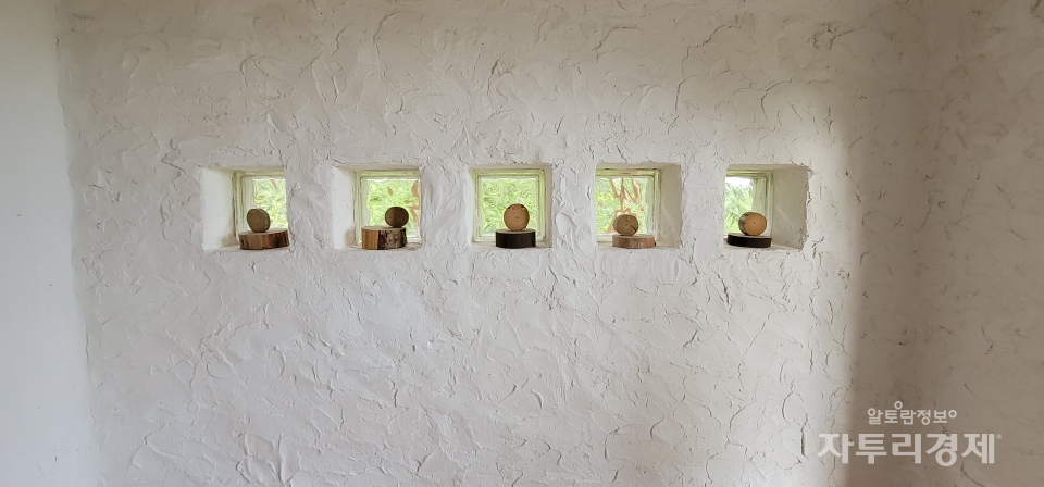 그리움의 집: 야고보(Jacobus)의 내부. 부조를 둘러싼 다섯 개의 창문.  사진=최영규