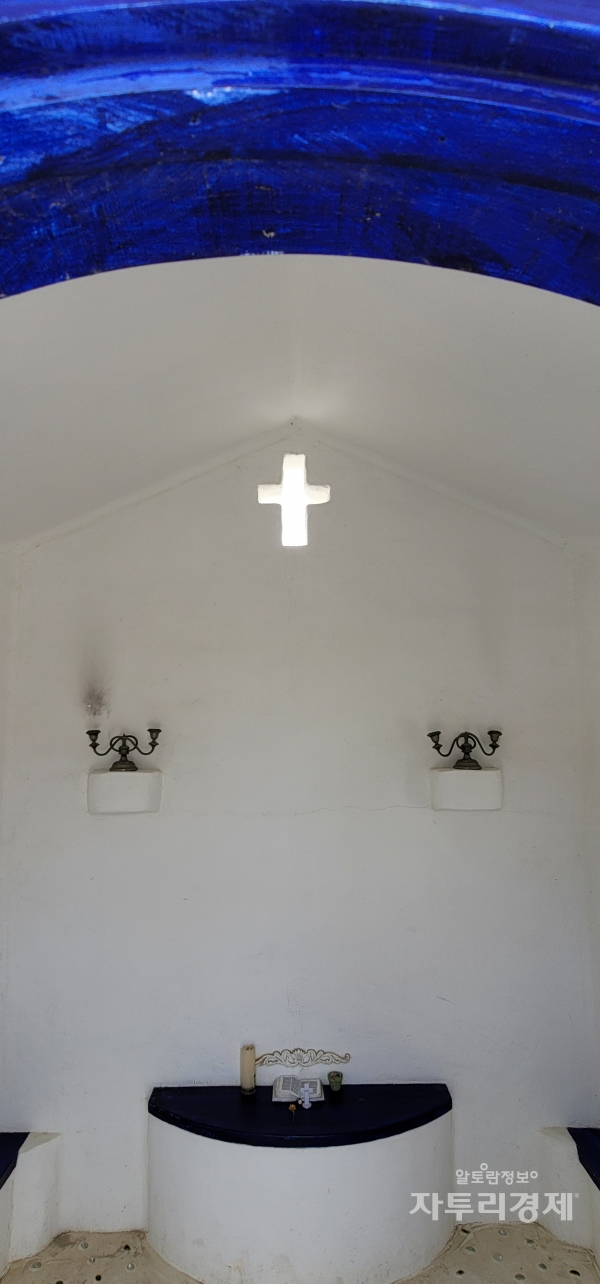 인연의 집 내부에는 뒤쪽 벽 자연광을 실내로 끌어 들이는 십자가 모양의 창이 설치되어 고즈넉한 감성을 일깨운다.  사진=  최영규