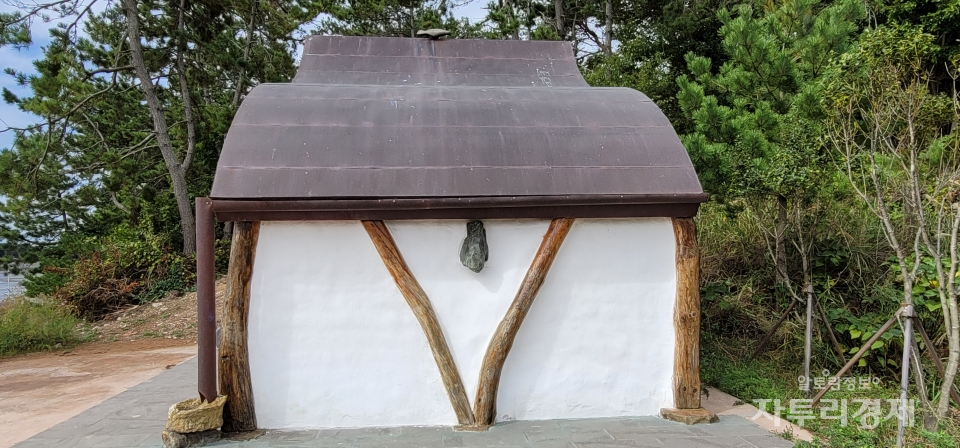 소원의 집: 작은 야고보.  프로방스풍의 아름다운 오두막을 연상시키는 작품.      사진= 최영규