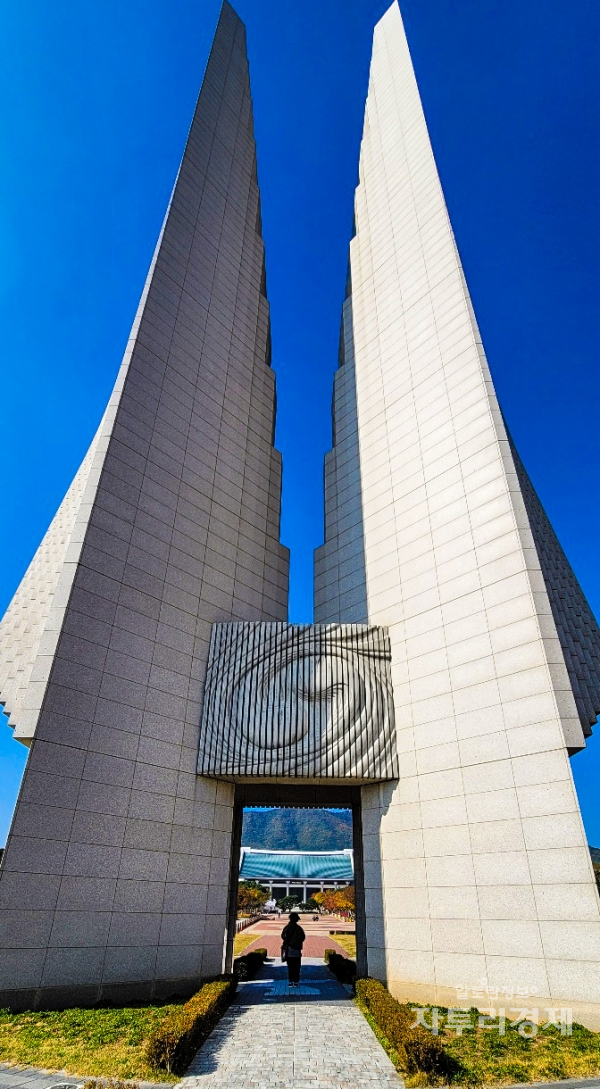 민족의 비상을 표현하고 있는 겨레의 탑.   사진=  최영규