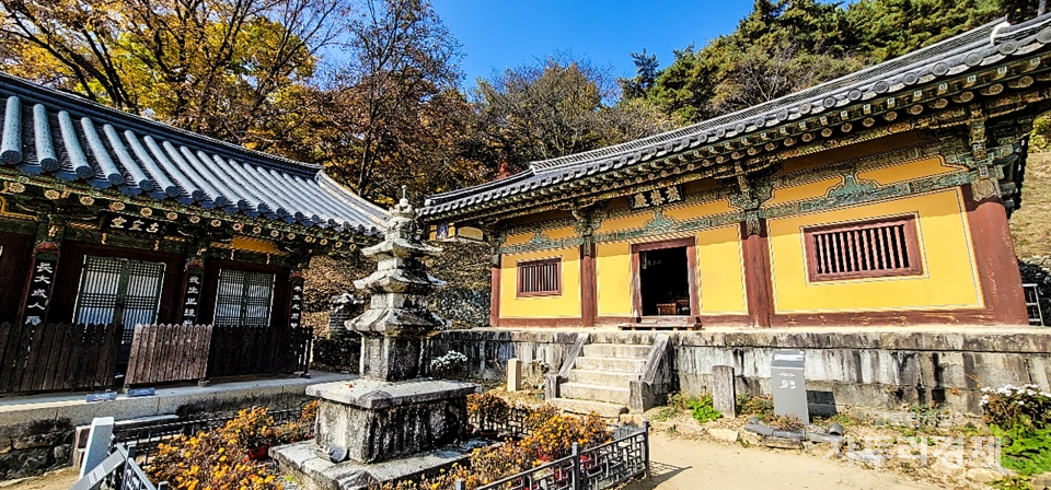 극락전.  고려 시대의 건축물로 영주시의 부석사와 함께 한국에 남아 있는 가장 오래된 목조건축물이다. 사진=  최영규