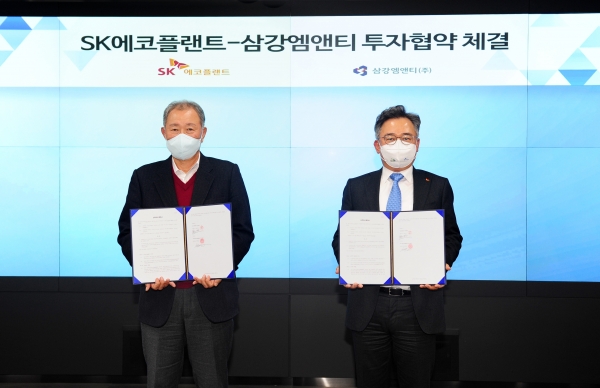 박경일 SK에코플랜트 사장(오른쪽)과 송무석 삼강엠앤티 회장이 주식매매계약(SPA)을 체결하고 있다. 사진=SK에코플랜트