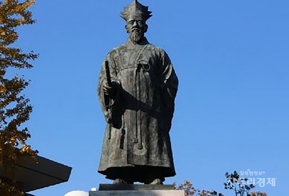퇴계  이황 동상,  남산공원 .   사진=  위키페디아에서
