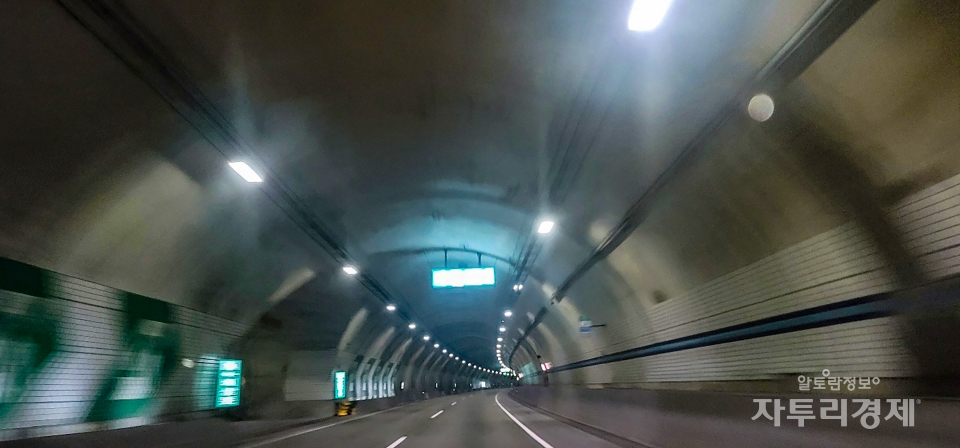 터널 내부.   착공 때부터 인제양양터널은 기존 터널들과 다른 방식으로 굴착하여 화제가 된 바 있다. 이른바 '네 방향 동시 굴착'이라 불리는 굴착 방식을 취했는데, 이 방식은 터널의 양 끝과 더불어 터널의 중간에서도 좌우 양 끝으로 동시에 굴착을 진행하는 방식이다. 긴 터널을 뚫을 때 시간을 단축할 수 있다는 장점이 있다.인재양양터널은 이 방식으로 착공하기 위해 방태산 중턱에서 땅속 200m 아래에 있는 인제양양터널까지 건설장비가 오갈 수 있는 보조 터널을 먼저 뚫었던 것으로 알려져 있다. 이 보조 터널은 터널 완공 후 환기 시설과 긴급 대피 통로로 이용되고 있다.사진=   최영규