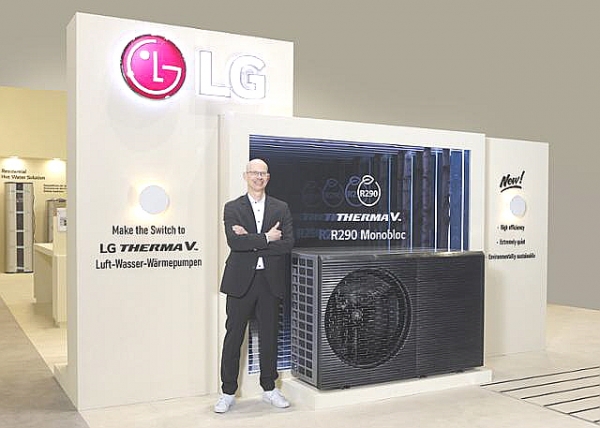 LG전자 직원이 지난 3월 독일 프랑크푸르트에서 열린 세계 최대 규모 냉난방 공조 전시회 'ISH 2023'서 실내외기 일체형 히트펌프 신제품 '써마브이 R290 모노블럭'을 소개하고 있다. 사진=LG전자