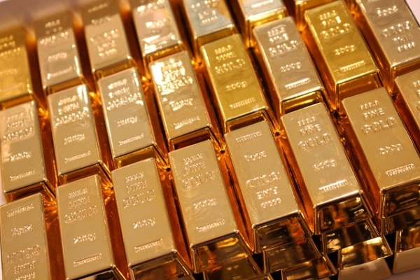 글로벌 경기 불안 속 안전자산 선호가 높아지면서 금값이 사상 최고치를 기록한 가운데, 실물 금에 투자하는 이들도 늘고 있다. 지난 일주일 새 약 25억원 가까이 골드바가 판매된 것으로 확인됐다.