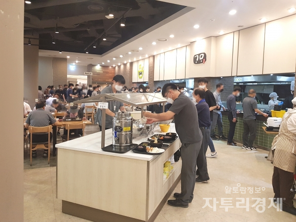 최근 외식 물가 상승의 영향으로 외부 식당보다 구내식당이나 도시락으로 점심을 해결하는 직장인이 늘고 있다. 점심시간 서울 용산구의 한 구내 식당에서 배식 대기줄이 길게 늘어서 있다. 이 식당의 점심 한끼 비용은 700원이다.