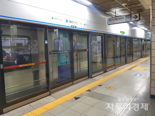 서울시가 올해 하반기 지하철 기본요금의 인상 폭을 당초 300원에서 150원으로 낮추는 방안을 검토 중이다.